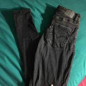 Like new, no flaws, black Levi’s high-rise skinny size 28, 721s